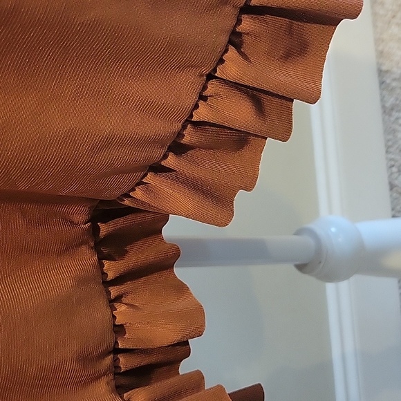 Hi Low Ruffle Bottom Top - Large NWOT - Picture 2 of 4